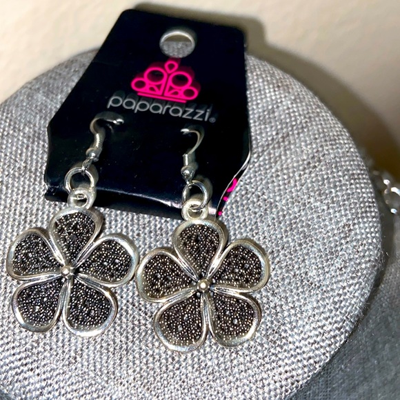 Vintage 90s NWTs retired PAPARAZZI DANGLING FLOWER EARRINGS & NECKLACE - Picture 3 of 5